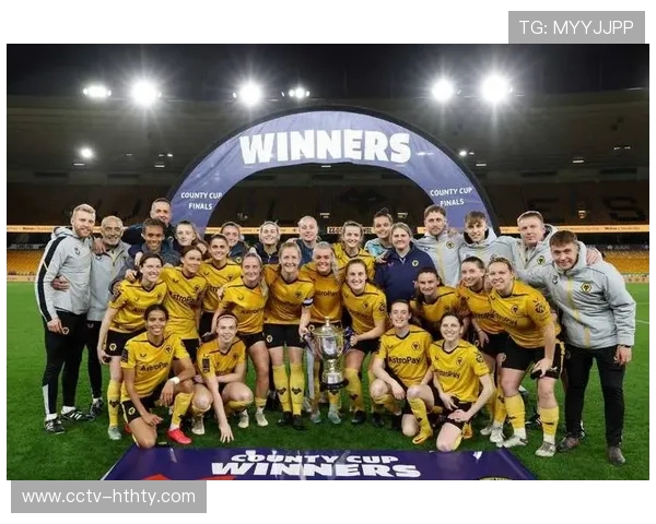 狼队球迷抗议球队表现，开赛15分钟后才集体入场