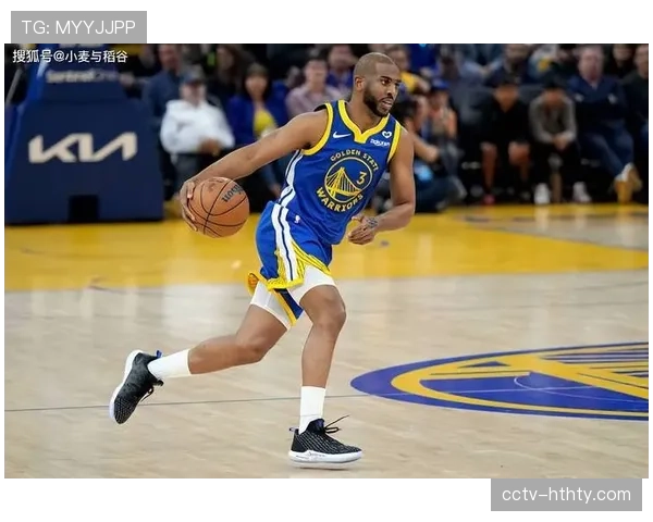 特写：老将克里斯-保罗指导年轻队友阅读对手防守阵型