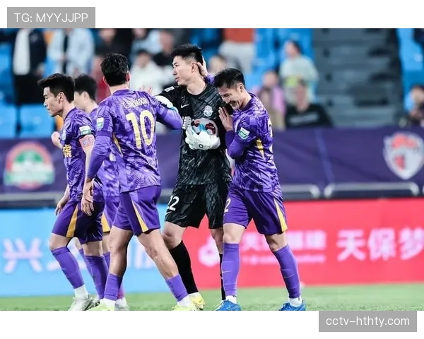 天津津门虎训练开放日,展示针对性的前场任意球多人掩护战术 天津津门虎训练开放日,展示针对性的前场任意球多人掩护战术