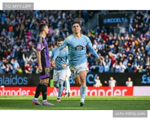 现场：塞尔塔主场大雨中球迷不离不弃，高唱队歌激励球队保级